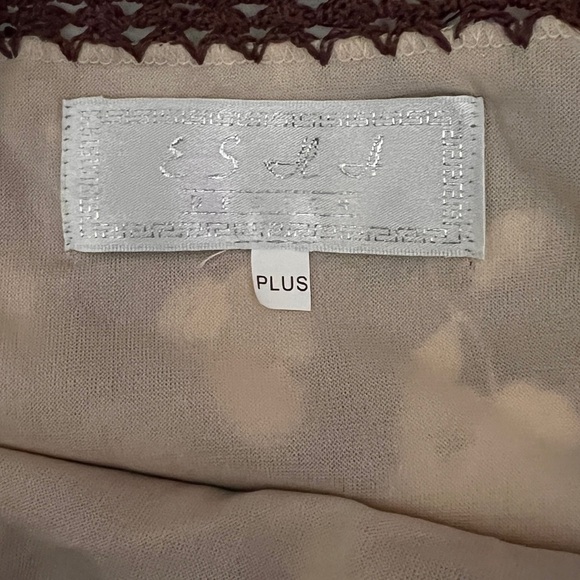 Beautiful ESHA Designs Floral Brown and Cream Lacy Asymmetric Top, Plus size - Picture 16 of 16